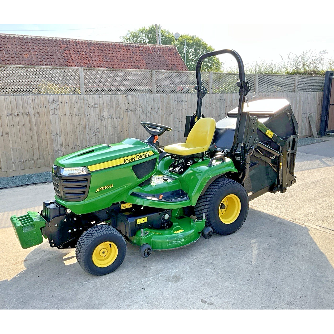 2014 JOHN DEERE X950R DIESEL RIDE ON LAWN MOWER & HIGH TIP COLLECTOR